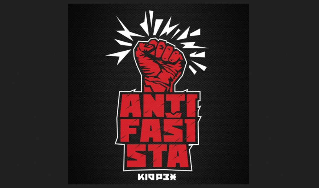 Hat die Hand zur Faust geballt: Kid Pex