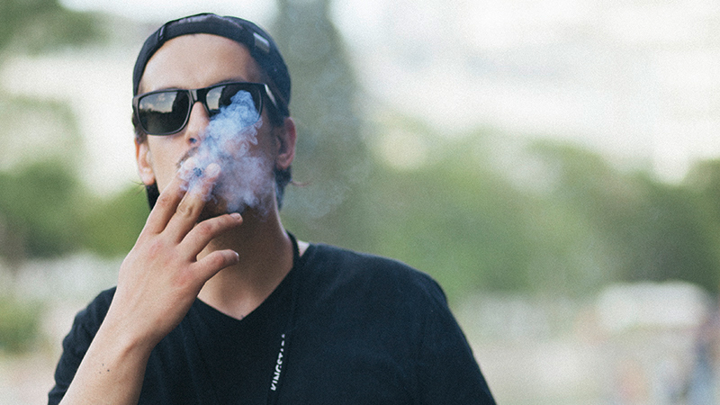 Rapper Haze beim Rauchen