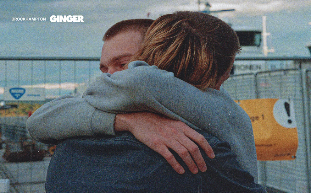 Zwei Männer umarmen sich auf dem BROCKHAMPTON-Cover zu "GINGER"