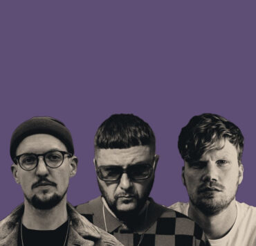 Foto mit violettem Hintergrund und Monochromer Abbildung der Mitglieder der Betty Ford Boys