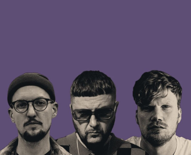 Foto mit violettem Hintergrund und Monochromer Abbildung der Mitglieder der Betty Ford Boys