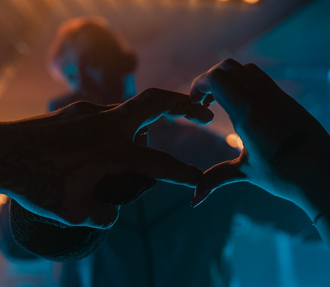 Hände in Herzform bei Crystal F & Arbok 48 Konzert