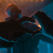 Hände in Herzform bei Crystal F & Arbok 48 Konzert