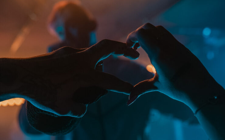 Hände in Herzform bei Crystal F & Arbok 48 Konzert