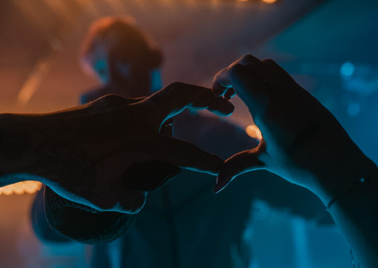 Hände in Herzform bei Crystal F & Arbok 48 Konzert