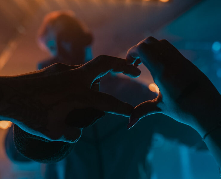 Hände in Herzform bei Crystal F & Arbok 48 Konzert