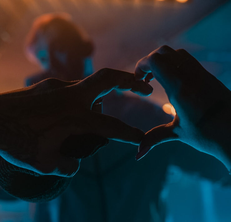 Hände in Herzform bei Crystal F & Arbok 48 Konzert