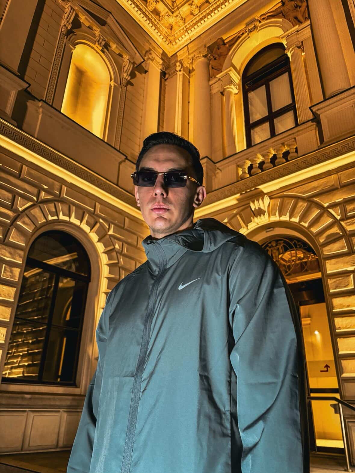 Die-Karten-auf-den-Tisch-Patron-legt-die-Maske-ab-EP